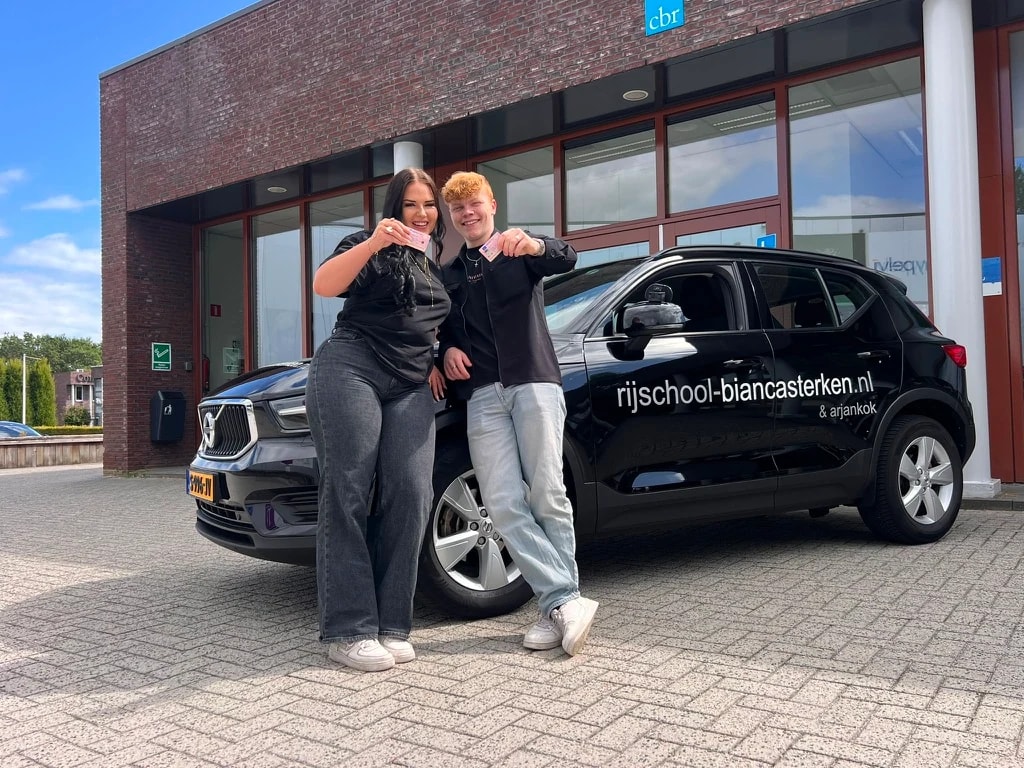 Zijaanzicht van de moderne zwarte Volvo lesauto van Rijschool Bianca Sterken.